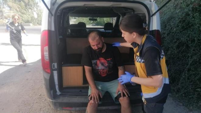 112 Acil ar Merkezi?ne gelen ihbar zerine rnek Mahallesi Kumyolu mevkisine giden ekipler, yar baygn vaziyette bir kiiyle karlat.    Konumakta glk eken adam, kendisinin rmak zerinde teknede dvldn ve sabaha kadar rehin tutulduunu sylerken, ekipler olay yerine salk ekiplerini ard.  Ambulansa alnan ve adnn Muhammet Kzldeniz olduu belirlenen adam, Manavgat?a hasarl ara almak zere geldiini, kendisini ileye davet eden kiilerin arlamak zere tekne turuna gtrdklerini, teknede bulunan kiilerin kendisini dvdkten sonra telefon ve czdann alp sabaha kadar teknede rehin tuttuklarn ileri srd.