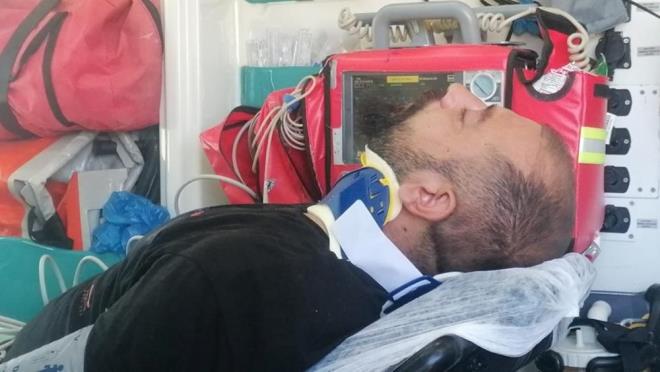 nternette grd bir ara ilan zerine ilan veren kadnla grtkten sonra 10 gn nce Manavgat?a geldiini belirten Kzldeniz, ?Fiyatta anlaamaynca Alanya?ya getim. Alanya?da ilerimi bitirip dn Eskiehir?e bir kargo gndermek iin Manavgat otogarna geldim. Manavgat otogarndayken beni daha nce Manavgat?a gelmeme vesile olan kadn arayarak, bir arkadanda uygun ara olduunu, bu arac alabileceimi syledi. Ben de arac almak iin yanlarna gittim. Arala ilgili grmeleri yaptk ve fiyatta anlatk. Ertesi gn noter sat iin geceyi Manavgat?ta geirmem gerekiyordu. Beni arlamak istediklerini, tekne turu yapp otele brakmay teklif ettiler. Manavgat rmanda tekneye bindiim srada birisi arkadan enseme vurdu. Dndm anda suratma darbe aldm. zerime saldrp srekli vurdular. zerimde bulunan telefonumu, 140 bin TL?lik eki, bin euro dolaynda dvizi aldlar.? dedi.