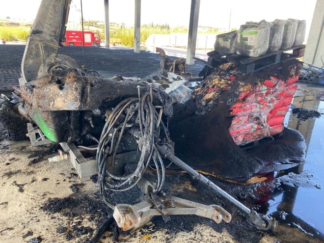 Ksa srede plastik kasalarnn yanmas sonucu forklift trakr ve makineler alevlerden etkilendi.