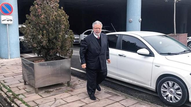 "VARLIKLARINDAN HABERDAR OLMADIIM OCUKLARIMIN EKT ACILARDAN DOLAYI ZGNM"  <br>  Evlilik d kzlar Duygu Nebiolu ve Sevgi Nebiolu hakknda gazeteci Canda Tolga Ik'a konuan Metin Akpnar, u ifadeleri kulland:  <br>  "Bu duyuru son gelimeler zerine sevgili halkma, sevenlere kzanlara duyurudur. 36 yl nce Antalya'da bir sanatsal etkinlikte tantm kiiyle sadece bir gecelik beraberliim oldu. Bu olaydan sonra bir daha ne grtk ne de haberletik. 24 yl sonra, bir gn ikiz kardeler bana ulap babalarnn ben olduumu sylediler. Elbette ok ardm ve sarsldm. Kzlarmdan rendiime gre bir yetitirme yurdunda kalmlar, 6 yandayken de Nebiolu ailesi tarafndan evlat edinilmiler. 20 yana geldiklerinde ise biyolojik ailelerini bulmak istemiler. Kendilerini ilk tandmdan itibaren ocuklarm olarak kabul ettim. Hepimiz asndan en salkl ekilde ilikimizi srdrmek iin karlkl aba sarf ettik."