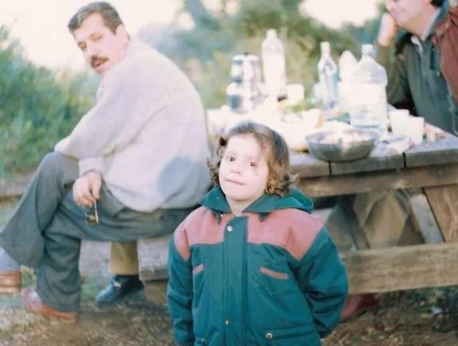 te yandan Akpnar'n kz Duygu Nebiolu doar domaz annesi onu Antalya'da bir kye brakt. Nebiolu, 6 aylkken ocuk esirgeme kurumuna verildi.