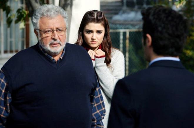 BERABER FOTORAFLARI VAR    ddias Metin Akpnar tarafndan 14 yldr biliniyor hatta Nebiolu, Akpnar ile bir araya geldii bir kareyi bile paylamt.