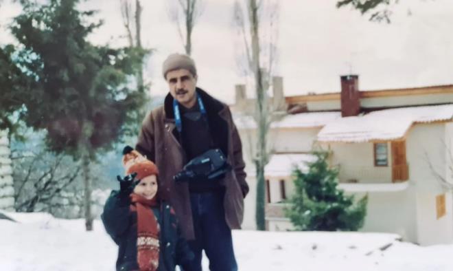 Duygu Nebiolu, 6 yandayken retmen bir ift tarafndan evlat edinildi.