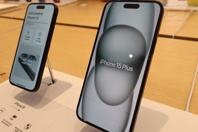 GECE ARJDAYKEN KAPANIYOR    iOS 17.0.3 gncellemesinin ardndan artan ikayetler arasnda iPhone cihazlarn otomatik kapanmas yer alyor.    Baz Apple kullanclar gece telefonlarn arja braktklarnda cihazn otomatik olarak kapandn grd.