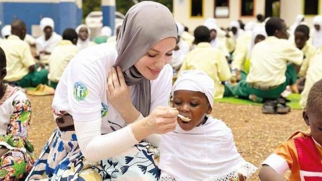 Oyunculuu brakarak maneviyata ynelen Gamze zelik kurduu Umuda Koanlar Dernei ile senelerdir muhta ailelere ve yetim ocuklara kucak ayor. Sosyal sorumluluk projeleriyle takdir toplayan zelik , srail'in Filistin'e ynelik yapt saldrlar knad.