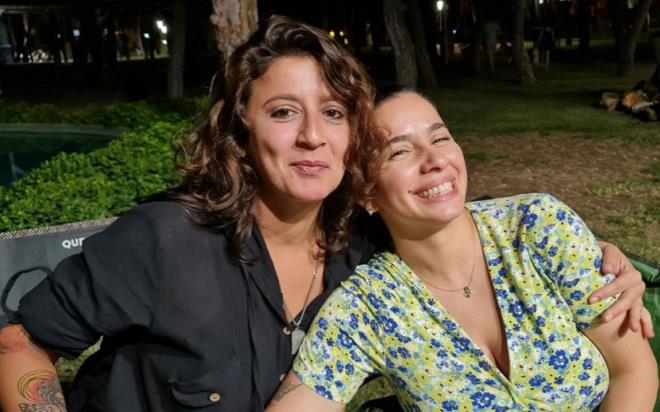 Usta oyuncu Metin Akpnar'n 14 yldr varlklarndan haberdar olduu ancak nfusuna almamakta direndii ikiz kzlarndan Duygu Nebiolu, babasn tehdit etti. Pazartesi gn canl yayna kacan belirten Nebiolu, "Size elimdeki deliller ile gerekleri tm plaklyla anlattm da sanat tarihinin kayb ok byk olur." dedi.