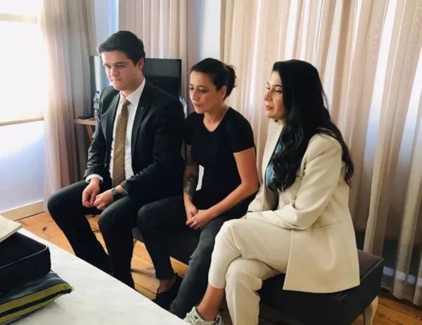 "Benim ok iyi bytlm olmamdan kaynakl iyi niyetimi kullanp yalanlar ile konumaya devam edenlerin Sosyalist yapsnn gerekliini bir aratrn nce. Ve siz terbiyesiz troller, sizin kimler tarafnzdan tutulup bana attnz mesajlarn, yaptnz AHLAKSIZLIIN farkndaym."