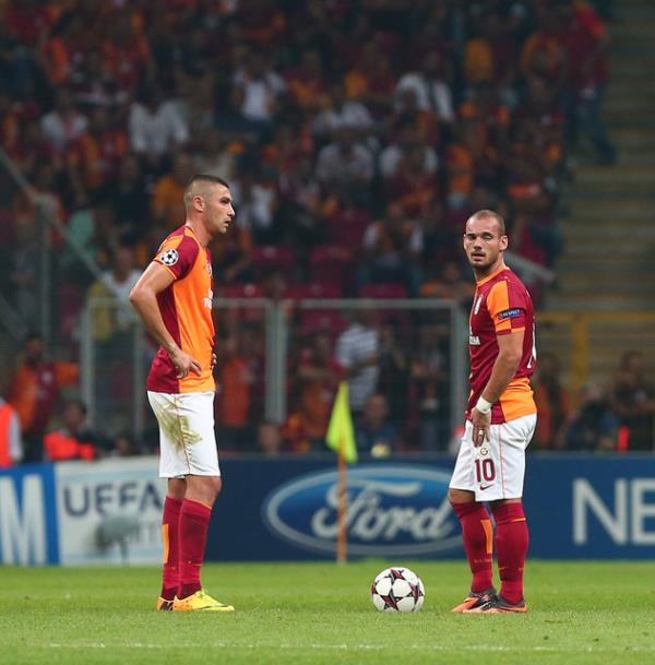 Getiimiz sezon zaman zaman ok iyi bir uyum gsteren Burak Ylmaz ve Sneijder'in arasnn idmanda kan kavga sonrasnda bozulduu iddia ediliyor.