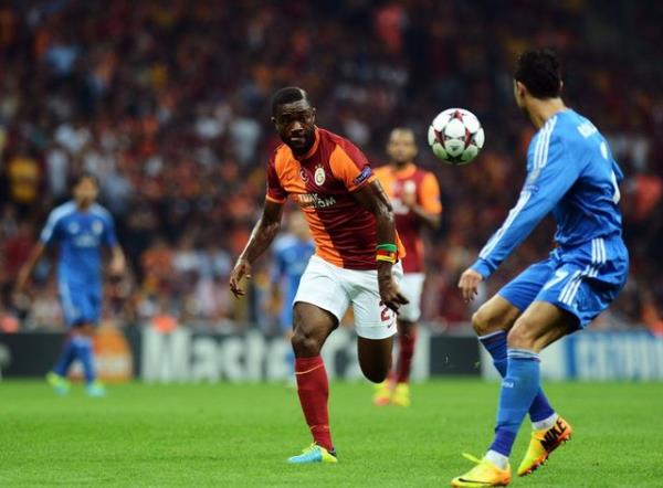 ddialara gre milli futbolcu sezon banda ynetimle grerek zam istedi. Yllk 2.2 milyon Euro garanti para alan Burak'n Wesley Sneijder ve Didier Drogba'nn kazand yksek paralar rnek gsterdii ve kendi maann da bu seviyeye getirilmesini istedii ne srlyor.