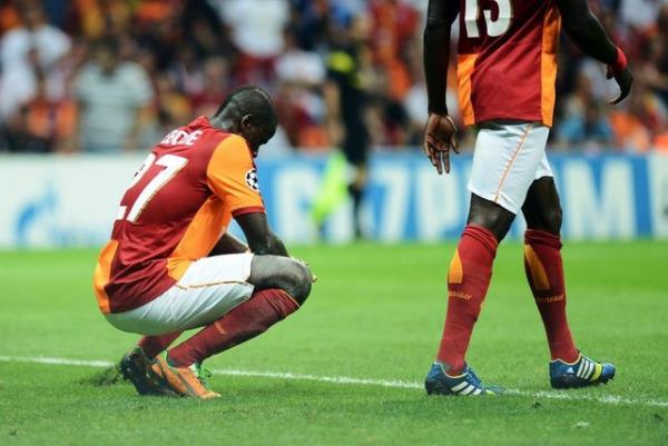 Fatih Terim'in tm abalarna ramen iki yldz bartramad da gelen bilgiler arasnda. Takmn golcs ve en nemli orta alan oyuncusu arasnda yaanan bu kslk, Galatasaray'n performansn da ok olumsuz etkiledi.