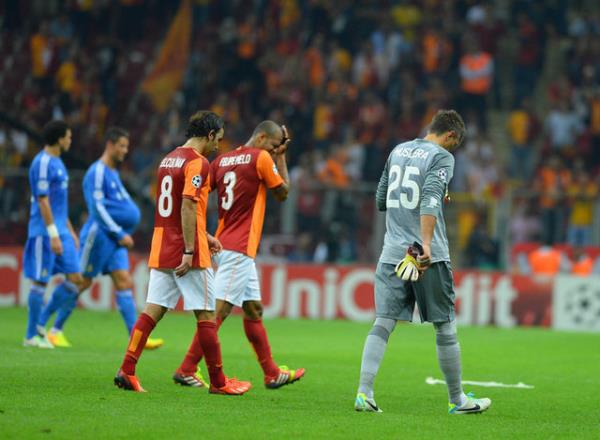 <p><b>SADECE 2 UT </b></p>  Rakip kaleye kafayla iki ut gnderen Burak zellikle 2. yarnn banda mutlak bir pozisyonu harcad. Yldz futbolcu verdii 11 pasta ise 9 isabet salad.