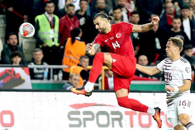 <p>Trkiye A Milli Futbol Takm, UEFA 2024 Avrupa ampiyonas (EURO 2024) Elemeleri D Grubu yedinci manda Konya'da Letonya ile kar karya geldi.</p>  <p>Milliler,&nbsp;58. dakikada Yunus Akgn, 81. ve 90+2'de Cenk Tosun&nbsp;ve 88. dakikada Kerem Aktrkolu'nun att gollerle Letonya'y 4-0 malup ederek, Euro 2024'e katlmay garantiledi.</p>  <p>Trkiye, D Grubu'ndaki 8. ve son msabakasnda 21 Kasm'da Galler ile deplasmanda kar karya gelecek.</p>  <p><strong>D grubunda puan tablosu yle:</strong><br><br>1- Trkiye | 7 ma 16 puan<br>2- Galler | 6 ma 10 puan <br>3- Hrvatistan | 6 ma 10 puan<br>4- Ermenistan | 6 ma 7 puan</p>