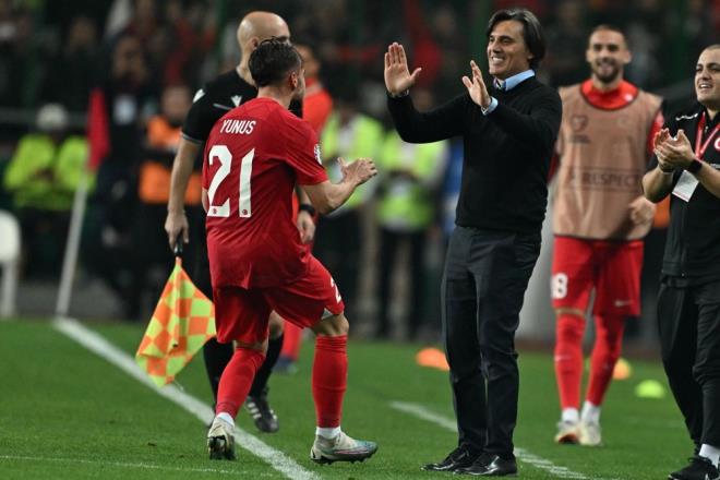 MONTELLA TARHE GET<p>    Trkiye, tarihinde 6?nc kez Avrupa ampiyonas biletini alrken ilk kez yabanc bir teknik direktrle bu baary elde etti. A Milli Takm Teknik Direktr Montella, bu baarsyla tarihe geti.<p>    Avrupa ampiyonas Elemeleri?ne Alman teknik adam Stefan Kuntz ile balayan milliler, gruptaki 5?inci man ardndan yol ayrmna gitmi ve talyan teknik direktr Vincenzo Montella ile szleme imzalamt. 49 yandaki Montella, milli takmn tarihindeki 21?inci yabanc teknik direktr olmutu.<br>    Montella, Ay-yldzl ekibin banda ald Hrvatistan ve Letonya galibiyetleriyle millileri 14 Haziran-14 Temmuz tarihlerinde Almanya?da dzenlenecek EURO 2024?e gtrerek tarihi bir baarnn altna imza att.