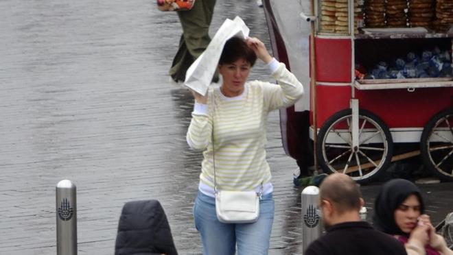 MARMARA BLGESNDE BUGN HAVA NASIL OLACAK?    Paral ve ok bulutlu, blge genelinin yerel olmak zere saanak ve gk grltl saanak yal geecei tahmin ediliyor. Yalarn, Sakarya evrelerinde le saatlerinden sonra kuvvetli olaca tahmin ediliyor. Rzgarn, kuzey ynlerden kuvvetli (40-70 km/saat) esmesi bekleniyor.