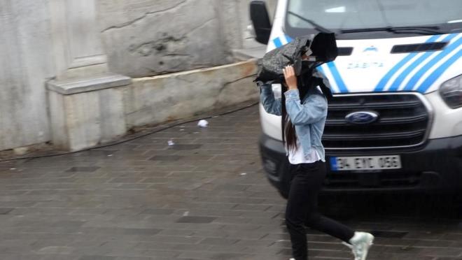 Vatandalar, zaman zaman etkisini artran rzgar nedeniyle yrmekte glk ekti.