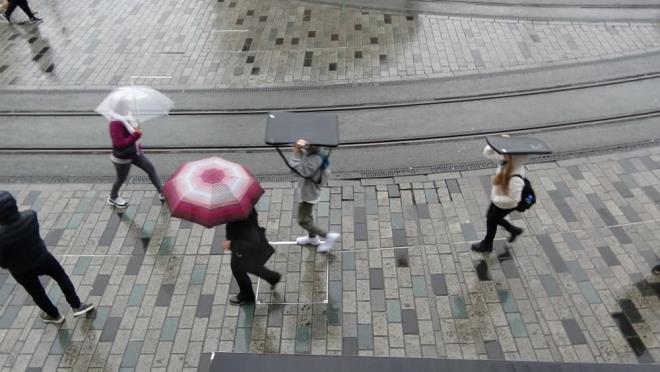Evlerinden hazrlksz kan baz vatandalar kaponlaryla yamurdan korundu, kimisi de yamurdan koarak kamaya alt.
