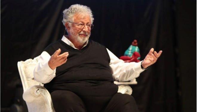 AHMET HAKAN'DAN METN AKPINAR'A YANIT!    Akpnar'n aklamalarna tepki gsteren bir isim de nl gazeteci Ahmet Hakan oldu. Akpnar'n aklamasn, "Durumu kendisi asndan toparlamaya alan, kamuoyunda oluan tepkileri nlemeyi amalayan, 'hayat geriye doru yaanmyor' tr afili cmlelere yer veren bir aklama" olarak deerlendiren Hakan, "Fakat ne yazk ki bu aklama, Metin Akpnar? kurtarmyor" ifadelerini kulland.