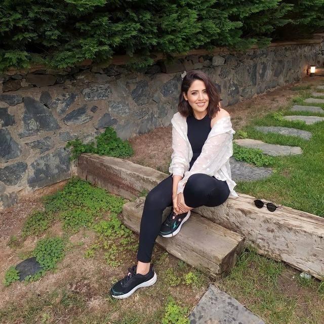 Yarmann dikkat eken isimlerinden biri de yaptrd estetiklerle gndeme gelen Azize Polat oldu.