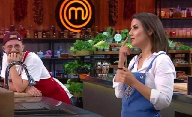 YAPTIRDII ESTETKLERDEN BAHSETMT    Yarmann nceki blmlerinde "Diime ilem yaptrdm. Dudamda ok hafif asimetrik sorun vard onu dzelttirdim. ok ar zayflamaktan yzmde krklk olumutu. Alnma botox yaptrdm. Ne var yani bunda" diyen Polat yaptrd estetiklerden bahsetmiti.