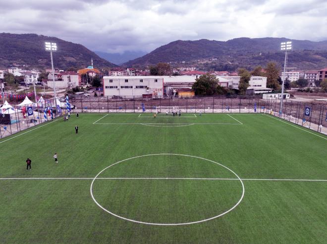 Disiplinli, drst, ahlakl?<br>  Spor tesisinin al treninde konuan Bursa Bykehir Belediye Bakan Alinur Akta, negl'de futbol bata olmak zere birok spor branyla alakal ok nemli bir altyap olduunu ancak yeni tesisler yapmak gerektiini syledi. Bu nedenle sadece negl?de deil il genelinde tesislemeye byk nem verdiklerini dile getiren Bakan Akta, ?Bizim spordan aldmz u. Herkes futbolcu olacak diye bir kaide yok. Trkiye'de 50 civar profesyonel kulp var. arparsanz 25-30?la drt bin civar profesyonel futbolcu var. BAL ligini de koysanz 5-6 bin kiidir. Bizim ocuklarmzn ahlakl, disiplinli, drst, sporun disipliniyle yetimi insanlar olmaya ihtiyac var. Farkl farkl takmlarda oynayabilir, nemli deil. Bizim vatanna, milletine, bayrana, atasna, dinine, diyanetine saygl nesiller yetitirmek gibi bir zorunluluumuz var. Biliyoruz ki spor bu manada ok nemli bir ara ve biz bu manada altyapy glendirmeye alyoruz. Cerrah Mahallemizin de nemli bir beklentisi vard. Ksa bir sre nce tamamland. Bundan sonra kendi planlamalar ierisinde resmi malar da oynayabilecek. Cerrah zaten hareketli bir noktamz. nanyorum ki buras da bir ekim merkezi olacak. Hayrl olsun? dedi.