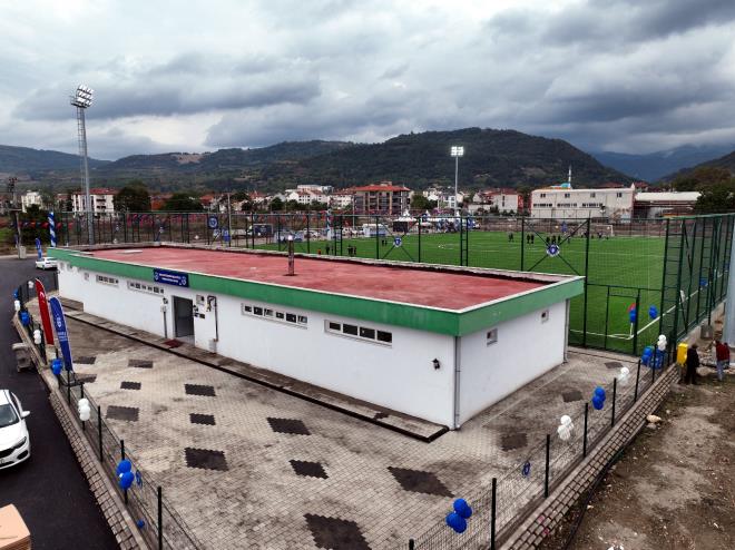 Bizim kuralmz: ok almak<br>  Bursa Milletvekili Mustafa Varank da Cumhurbakan Recep Tayyip Erdoan?dan rendikleri kuraln, ok almak olduunu hatrlatarak, ?Bizim bildiimiz i almak. Hizmet etmek, yatrmlara vesile olmak. Hemehrilerimizin varsa skntlarn gidermek ve ehirlerimizi, ilelerimizi abat edebilmek. te bunun iin byk bir gayret gsteriyoruz. Merkezi hkmetimizle, belediyelerimizle elimizden gelen gayreti gsteriyoruz. Baknz yle gzel bir spor tesisini grnce insan gurur duyuyor ve mutlu oluyor. Buras ?d mahalle? demiyoruz. Buradaki hemehrilerimizin byle bir ihtiyac var. Biz bu yatrm yaparsak genlerimiz, ocuklarmz istifade eder diye dnp ite bu yatrm hayata geiriyoruz. Bu anlayla da yolumuza devam edeceiz. Ben inanyorum ki buradaki gen kardelerimiz, ocuklarmz bu sahay beendiler. Allah belediye bakanlarmzdan raz olsun. Bu gzel sahann ilemize, ehrimize kazandrlmasnda emei geen herkese ok teekkr ediyorum? dedi.