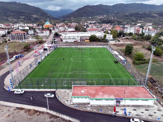 l ve gl<br>  Gerek bakanlklarn destei gerekse de belediye ve ehir imkanlaryla Bursa?da dokunmadklar nokta kalmadn ifade eden Bakan Akta, ?1060 mahallenin her bir kesinde bir antiyemiz vardr diye dnyorum. Ar gibi alyoruz. Bu bazen bir spor tesisi, bu bazen bir restorasyon, bazen bir altyap almas, bazen farkl bir fiziki yatrm oluyor. Tabii takdir edersiniz ki bizim snrsz bir btemiz falan yok. Bunlar yaparken eldeki kaynaklar en iyi ekilde kullanyoruz. Hani diyorlar ya AK Partili belediyelere daha pozitif ayrmclk yaplyor. stanbul, Bursa'nn 5 kat, stanbul Belediyesi'nin, Bursa Belediyesi'ne gre geliri 8 kat. nk irket merkezleri, stanbul'da olmas hasebiyle vergi gelirleri daha fazla. Kii ba payda bizim 4?nc srada olmamz gerekirken, Bursa Belediyesi olarak 18?inci sradayz. Ama alamyoruz. Yaln belediyecilik yapyoruz. Kaynaklarmz arttrmaya alyoruz. Proje retiyoruz. Allah'a hamdolsun. Bakanlarmz ve milletvekillerimizin de destekleriyle yatrmlarda hz kesmiyoruz. Yerel seimlerde ?l olsun, gl olsun? diyorduk. le, il ve Ankara olarak. Bu gc Bursa?mz iin en iyi ekilde kullanyoruz? dedi.