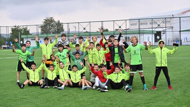 BURSA- Bursa?da genleri spora ynlendirmek amacyla kenti yeni yeni spor tesisleriyle donatan Bykehir Belediyesi tarafndan negl?n Cerrah Mahallesi?ne kazandrlan futbol tesisi, trenle hizmete ald.