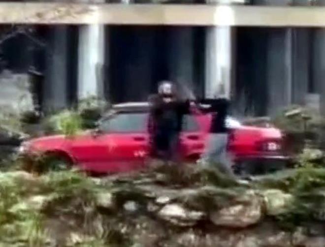 Kksal Kbrs?n, otomobilden indirdii eini de olaya mdahale etmeye alnca bakla korkutup yaklatrmad ifade edildi.