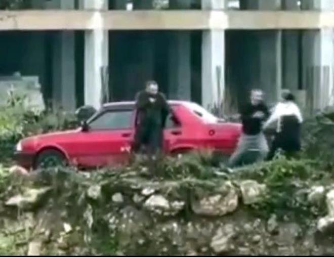 EYLE BRLKTE GRP LDRM    Cinayete ilikin ayrntlar ise bugn ortaya kt.    Kbrs?n, kendisini aldattndan phelenip, otomobille takibe ald einin, onun i arkada Yaman?n aracna bindii, Melen ay?nn kenarnda ssz bir yerde durunca da olay gerekletirdii belirtildi.  Dzce?deki vahi cinayetin grntleri ortaya kt (Aldatma phesiyle takip edip ldrd) - 5