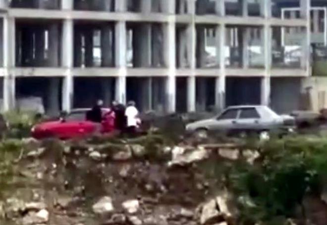 Dzce?de dn ilenen cinayetin kamera grntleri ortaya kt.    Olay, dn le saatlerinde Aknlar Mahallesi?nden geen Melen ay?nn yannda meydana geldi.    Kksal Kbrs ile Yakup Yaman arasnda kan tartma, ksa srede kavgaya dnt. Kbrs, yannda bulunan bakla Yakup Yaman? 15 yerinden baklayp, bana tala vurduktan sonra yere dnce de dvd.