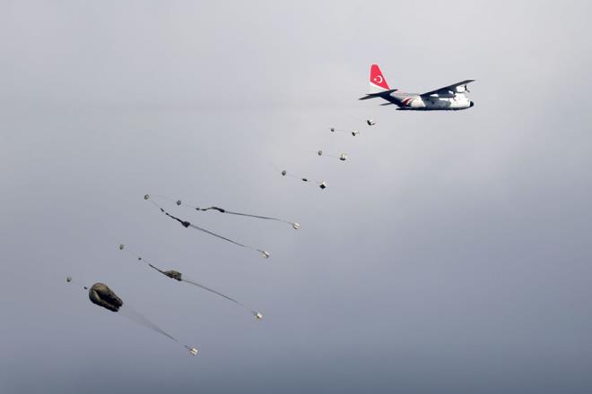 Kara Kuvvetleri Komutanl?na bal komando tugaylar arasnda hava indirme harekat yeteneine sahip olan, bunu Kbrs Bar Harekat?nda icra eden ve terrle mcadele operasyonlarnda da grev alan 1. Komando Tugay Komutanlnca dzenlenen tatbikat, ncesu ilesi yaknlarndaki ehit Temen Hasan Bak Atma ve Atlama Sahas?nda yapld.