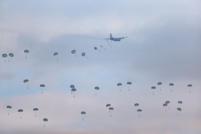 Tatbikat senaryosu kapsamnda 12. Hava Ulatrma Ana s Komutanlndan havalanan C-130 ve C-160 nakliye uaklarndaki 180 parat komando, blgeye indi.