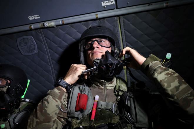 Chinook tipi iki helikopterin de kullanld tatbikat, Kara Kuvvetleri Komutan Orgeneral Seluk Bayraktarolu, 4. Kolordu Komutan Tmgeneral Ahmet Kurumahmut, Kayseri Vali Yardmcs Abdullah Kalkan, Garnizon Komutan Hava Tugeneral Haldun Taan, askeri yetkililer izledi.