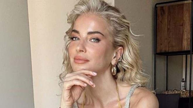 Sunucu ve model olan Burcu Esmersoy, srailli oyuncu Gal Gadot Varsona?nn "srail'in yanndaym" ifadelerinin yer ald paylamn beenmesinin ardndan tepkilerin oda olmutu. Skandal srail beenisi sonras Burcu Esmersoy'dan ilk aklama geldi.