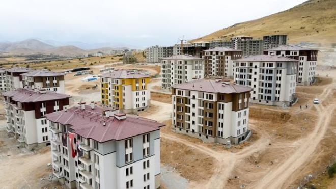 zhaseki, sosyal medya hesabndan yapt paylamda, Kahramanmara', tarihi ve kltrel dokusunu koruyarak ayaa kaldrdklarn belirtti.  <p>  Kahramanmara'ta, 82 bin 104 afet konutu, 30 bin 310 ky evi, 34 bin 504 depo-ahr ve i yeri olmak zere 146 bin 918 bamsz blm yaptklarn aktaran zhaseki, unlar kaydetti: