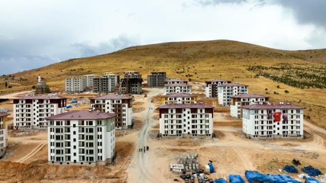 "Depremin ardndan hzla baladmz ina ve ihya almalarmzda 39 bin 121 afet konutu ve ky evimizin yapmnda sona yaklatk. 'Yerinde Dnm' projemize de Kahramanmara'ta u ana kadar 40 bin 665 bavuru yapld, bavurular ve almalarmz youn bir ekilde sryor. Salam ve gvenli yaplarla iklim dostu, 'Sfr Atk' uyumlu, yeil bir Kahramanmara ina ediyoruz."