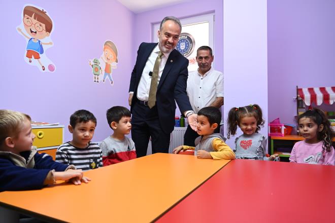 Bursa Bykehir Belediyesi?nin okul ncesi eitimde bir marka haline gelen Ana Kucaklar artk Demirtal miniklere de ev sahiplii yapyor. Bu dnem banda eitime balayan Demirta Cumhuriyet Mahallesi?ndeki Ana Kucan ziyaret eden Bakan Alinur Akta, ocuklarla sohbet etti.