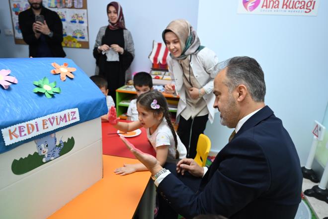 Servenin ilk aamalar<br>  Okul ncesi dnemin bir ocuun geliimi iin ok nemli olduunu dile getiren Bakan Akta, ?Hayat boyu devam edecek nemli servenin ilk aamalar. Biz sorumlu belediyecilik anlayyla gerekten insanlarn hayatna dokunmaya alyoruz. Belki birileri ok rahatlkla anaokullarna ulaabiliyor ama ulaamayan ailelerimiz de var. Bursa'nn drt bir yannda 29 ayr noktada bu hizmeti vermeye devam ediyoruz. Demirta Cumhuriyet Mahallesi?ndeki Ana Kuca?mz da bu dnem banda eitime baladk. u an itibariyle 80 civarnda rencimiz var ama inallah bu say giderek artacak."