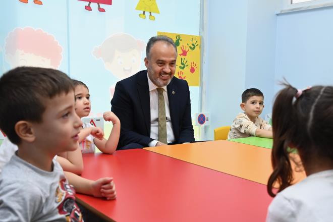 ehriyle bark, annesine, babasna ve byklerine saygl, kklerini seven, eyasn koruyan, sokak hayvanlarna kar duyarl, doaya kar duyarl, evresini koruyan, alkan, gayretli, hedefleri olan vatan, millet, bayrak yolunda gerekten gzn hibir eyden esirgemeyen nesiller yetisin istiyoruz. Ve bu noktada da yavrularmza yatrm yapyoruz? diye konutu.