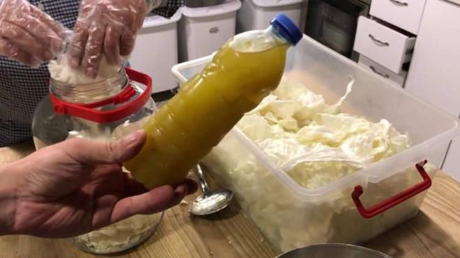 SRKE VE LMON TUZU KULLANIN    Eer turunuzu taze fasulye gibi asitlii az olan bir sebze veya meyveyle kuracaksanz turu oluumunu salayabilmek iin daha fazla tuz koymanz gerekir. Ancak tuzu ne kadar arttrrsanz salk asndan o kadar risk oluturacandan tuz yerine limon tuzu kullanarak ayn mekanizmann gereklemesini salayabilirsiniz. Turu oluumunda zararl bakterilerin kontrolsz remesini engelleyen sirkeden de turu yapm srasnda destek alabilirsiniz.