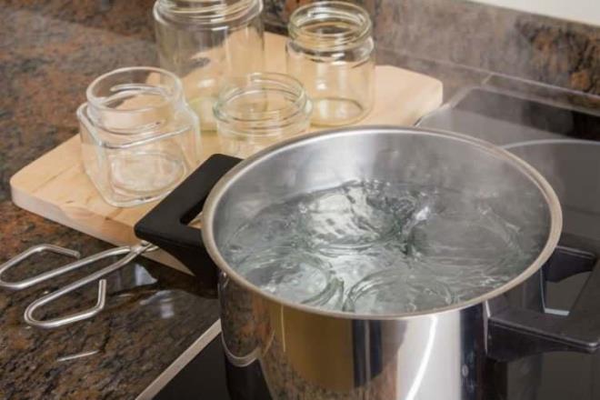 TURU KURMADAN NCE BESN VE KAP TEMZLNE DKKAT EDN    Turu kurarken kullanacanz besinlerin ncesinde ok iyi temizlenmi olmas gerekmektedir. Ayn ekilde kullanacanz kap, kak, kepe vb. malzemelerin de iyi temizlenmesi gerekmektedir ancak bu malzemelerde temizlik malzemesi kalnts da kalmamasna dikkat edilmelidir. Kalnt temizlik malzemeleri salk iin risk oluturmakla beraber mayalanmann olumasn da engeller.