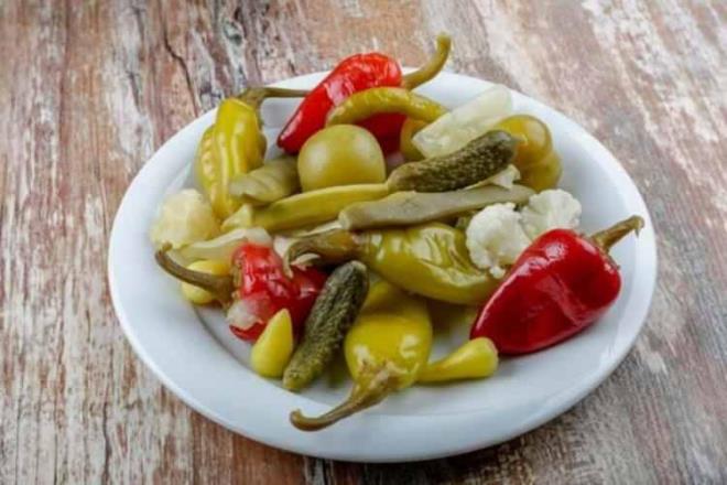 TURUYU TKETRKEN DKKAT!    Uzman Diyetisyen Ece ne son olarak "Turunun sala yararlar olduka fazladr ancak tuzlu bir besin olduu ve sodyum ieriinin yksek olduu unutulmamaldr. rnein beyaz lahanann 100 gramnda 12 mg sodyum bulunurken 100 gram lahana turusunda yaklak 300 mg sodyum bulunmaktadr. Bu nedenle eer hipertansiyon hastasysanz, herhangi bir kalp-damar hastalnz varsa, kronik bbrek yetmezlii hastasysanz, sk sk dem problemleri yayorsanz veya mide problemleriniz varsa turunun sk tketilmesi size yarar salamad gibi zarar verecektir" dedi.