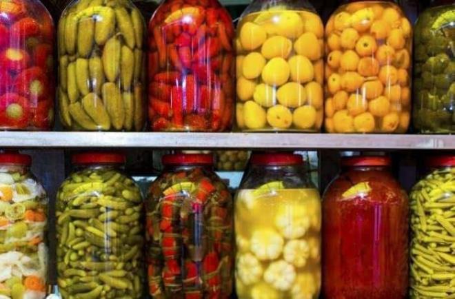 Trk mutfann geleneksel tatlarndan biri olan turu birok yemein yannda tamamlayc bir besin olarak yenir. Lezzetiyle souk gnlerde iimizi stan ve faydalaryla da vcudumuzu hastalklara kar koruyan turunun hem meyvelerden hem de sebzelerden binlerce eidi yaplmaktadr.