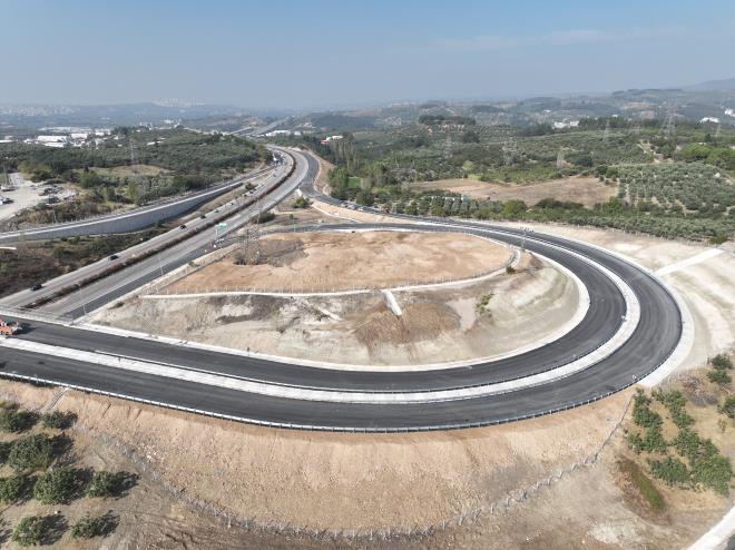 Makro projeler&#8232;<br>Bursa Bykehir Belediye Bakan Alinur Akta, balant yollarnda devam eden almalar yerinde inceledi. Bursa'da ulam sorununun zm adna makro projeleri hayata geirdiklerini dile getiren Bakan Akta, 436 iletme ve 6 mahalleden oluan ve yaklak 100 bin nfusa hitap eden eski Demirta beldesinin bulunduunu blgedeki trafik sorununun zm iin nemli mesafe aldklarn syledi.