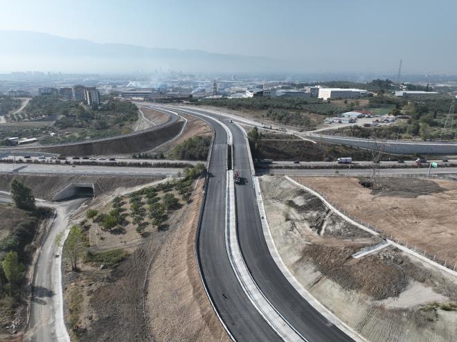 Kamulatrmann Bykehir, balant yolu imalatnn da Karayollar tarafndan yapldn ifade eden Bakan Akta, "Demirta Organize Sanayi Blgesi balant kavamzn son rtularna geldik. Ksa bir zaman ierisinde aln gerekletiriyoruz. Ama arada Osmangazi Belediyesi?ne ait olan yol var. Onu Bykehir Belediyesi?ne geirip yollarn geniletilmesi ve beraberinde detayl almalarn yaplmasyla alakal yerinde tespitler yaptk. nallah nasip olursa dier detaylar da Demirta Organize Sanayi Blgesi'yle birlikte gerekletireceiz. Vatandalarmz bir ay daha sabrl olsunlar, bir ay sonra burada rahatlamay hissedecekler" diye konutu.