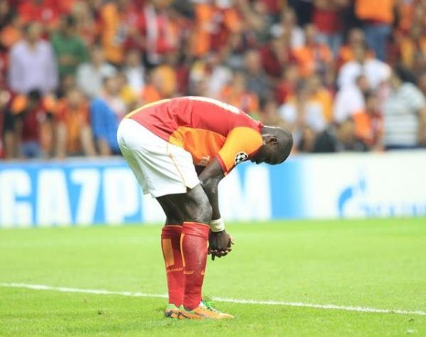 2 yldr G.Saray'n hcum aksiyonlarna azmsanmayacak katk yapan Eboue, buna karn kendini yere atma alkanlndan vazgemedi.