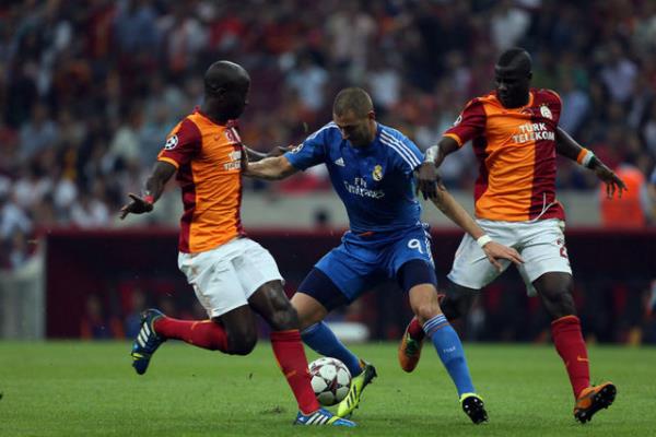 Geen yl ampiyonlar Ligi'nde eyrek final oynayan Galatasaray iin herkesin en zayf halka olarak grd blm savunmayd.