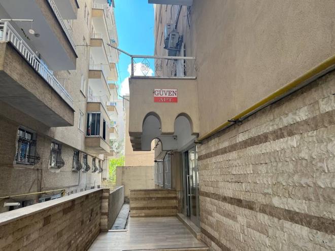 'BNAMIZ SALAM, HERHANG BR SIKINTISI YOK'    Binada oturan Hseyin Atan, "14 yldr bu binada oturuyorum. 6 kez ekipler geldi. Binamz kontrol ettiler, her defasnda 'az hasarl' diye kap nnde telkinde bulundular. Dier ekipler de incelemesinde 'orta hasar' diye kayda getiler. Bizim binamz salam. Depreme dayal herhangi bir skntmz da yoktur. CMER zerinden de talepte bulunduk. Gelsinler, binamz tekrar kontrol etsinler" diye konutu.