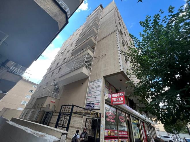 kran Adsz da "Hi haberimiz olmadan doalgazmz kesildi. Kendimizi de dnemez hale geldik. Binada hastalar var, alt katmda MS hastas var. Kadn arlarndan baryor, bazen dyor. K da geldi. Binamzda yklacak ve dklecek hibir ey olmadan madur edildik." diye konutu.    te yandan evre, ehircilik ve klim Deiiklii l Mdrl yetkilileri, u anda 5 Haziran'da hasar tespit sistemine giren verilerin geerlii olduunu, binann durumunun ancak mahkeme yolu ile deiebileceini syledi.