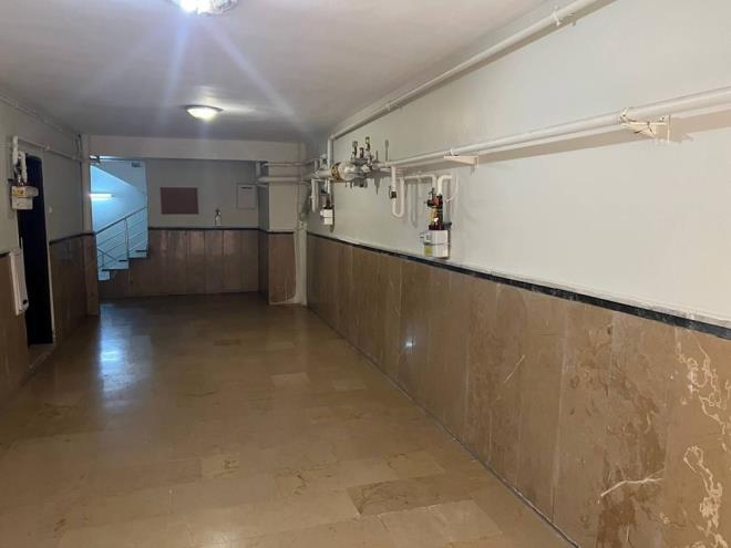 Burak, "17 gndr doalgazmz yok, maduruz. Binada hasta var, engelli var, bebek var. Doalgazmz kesildiinden beri ne du alabiliyoruz ne scak suyumuz var ne de yemek yapabiliyoruz. Gidecek yerimiz de yok. Bundan dolay maduruz. Mahkemeye bavurduk. Doalgaz firmasyla grtmzde de 'orta hasarl' olduu iin ancak mahkeme yoluyla zebileceimizi rendik." dedi.